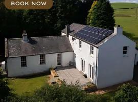 Large country house with garden, outdoor spa area & games room with Hot Tub and Fire Pit, hotel a Wigtown