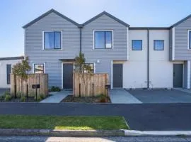 Modern 2-Bed Townhouse Close to City Attractions