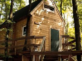 Stodoła na Drzewie, hotel i Justynów