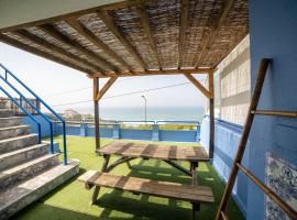 Saltline Surf House Ericeira – hotel w mieście Ericeira