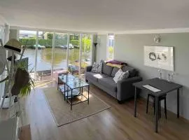 Super wifi 2 bedroom house on the lake with boat