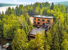 Spa & Private Beach - The Lazy Bear Lake House, hotel di La Minerve