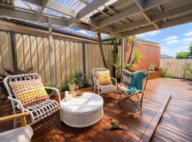 Quiet 2BR Villa, Garage Parking, 15 min to Airport & Melbourne City, khách sạn ở Melbourne