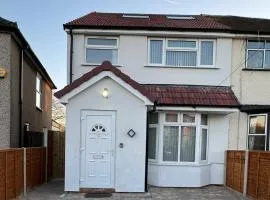 Near Heathrow - Studio - WiFi - Parking - Sleeps 2