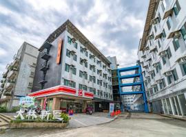 新橙居-免費停車-私人衛浴-戶戶開窗, khách sạn ở Dalin