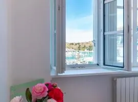 Lumineux logement vue sur le port