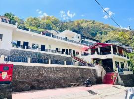 The Patharkot Cafe & Cottage, hotel en Kāthgodām