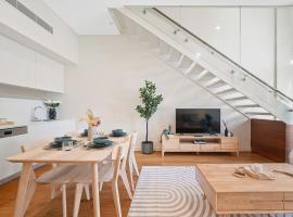 Elegant Loft Living w Soaring Ceilings, hotel a Sydney