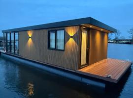 Enjoy life on the water at Loosdrecht! 3 bed-rooms, hotel a Loosdrecht