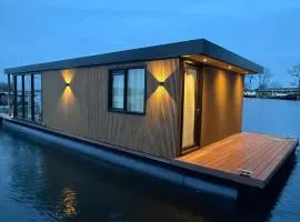 Enjoy life on the water, House Boat Loosdrecht! 3 bed-rooms