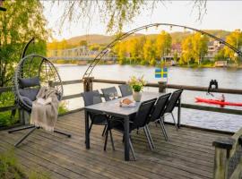 Hjältan में, होटल Riverside Villa with Private Jetty and Scenic Views