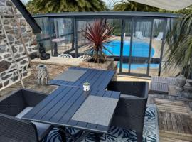 Plougastel-Daoulas में, होटल Piscine privative chauffée toute l année