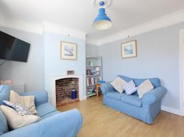 Charming Seaside Cottage in Pakefield Dog Friendly 2 min walk to Beach, hotel di Pakefield