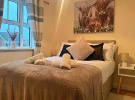 Ivy House - 3-Bed, Sleeps 4, Parking, WiFi, Contractors