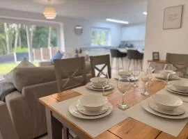 Low Street Escape 3 Bed, Sleeps 9, Gated Drive, WiFi, Contractors