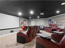 Luxe Draper Retreat w Pool, Sauna and Theater, Hotel in Draper