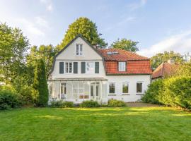 Historisches Landhaus mit Outdoor-Sauna, hotell i Ostenfeld