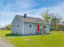 Peek-A-Boo Water Views! Port Haywood Home w/ Yard, hôtel à Port Haywood