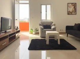 Central 2-bdr apt 10-min walking from beach - LCGR