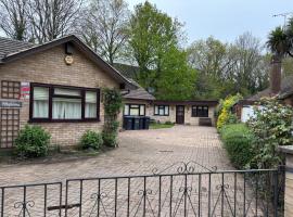 Two Bungalows Choose one - Lovely Home Fully Furnished at Egham LP, Hotel in Egham