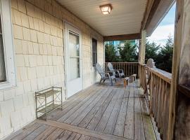 Central OBX Getaway with Pool and Sound Access, Hotel in Nags Head