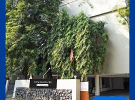 Super Townhouse Central Bazar Road Ramdaspeth, khách sạn ở Nagpur