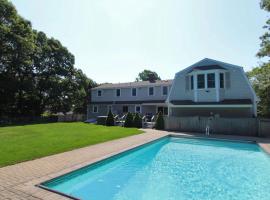 Bass River Retreat with Pool Hot Tub and Game Room, hotel i Yarmouth