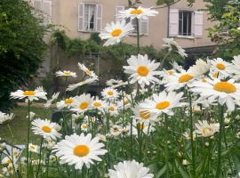 Maison de famille, Hotel in Illiers