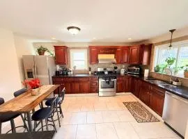 Cozy Private Queen Room 5 with Desk TV and WiFi near Yale