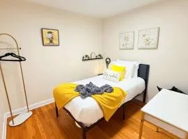 Cozy Private Twin Room 2 with Desk TV and WiFi near Yale