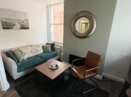 F5 Spencer 1 Bed Flat, Walk to Shops Trains