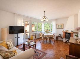 Cozy Magliaso Retreat with Mountain Views & Balcony – hotel w mieście Arni Alp