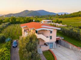 Franciacorta Hills Panorama Loft with Terrace, hotelli kohteessa Adro