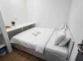 Swing & Pillows - Paroi Gateway, Hotel in Seremban
