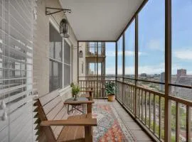 Downtown condo w balcony & workspace