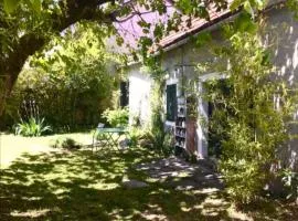 Studio en duplex et jardin au coeur du village