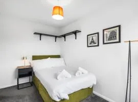 Central Horsham 5BR Home Free Parking Pets Allowed