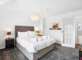 Central Horsham 5BR Home Free Parking Pets Allowed