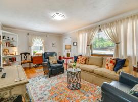 Near Horse Shows & Events! Blissful Tryon Cottage, hotel v mestu Tryon