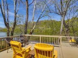 Sunroom and Patio! Quiet Retreat on Shenandoah River