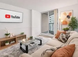 Chic 2BR Condo Heart of Coal Harbour Living