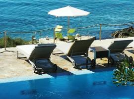 Beach house BellaVista with hot pool, hotel i Trogir