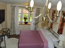 Whole 4-Bedroom Home, Sleeps Up to 12, Full Kitchen, Bathroom & Extra WC