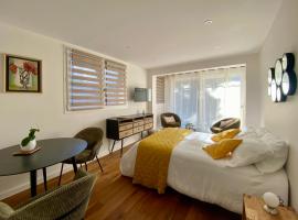 Au fil du temps - maison de charme - appartement T2 - studio - 2 chambres - jardin, viešbutis mieste Lon le Sonjė