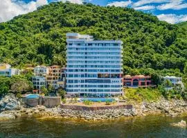 Oceanfront, 8th-floor condo with pool, pool spa & large balcony