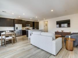 Modern Henderson Townhome w/ Shared Backyard!, hotel sa Las Vegas