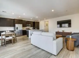 5 Mi to Water Street District! Modern Townhome