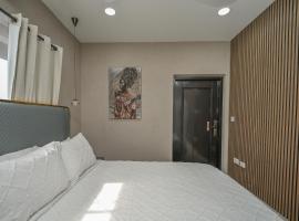 Golden Pear Villa-MSV 10BR - 5 Fully Equipped Kitchens, Harbor & Sea Views, hotelli kohteessa Morne Longue