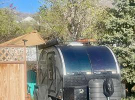 Cozy Glamping Pod Outdoor Kitchen and Shower, khách sạn ở Farmington