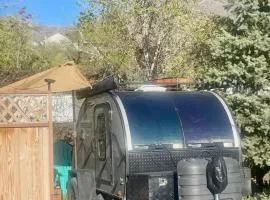 Cozy Glamping Pod Outdoor Kitchen and Shower